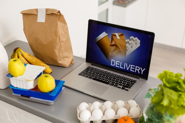 Entrega de comida Comida portátil en la mesa. Tono cálido