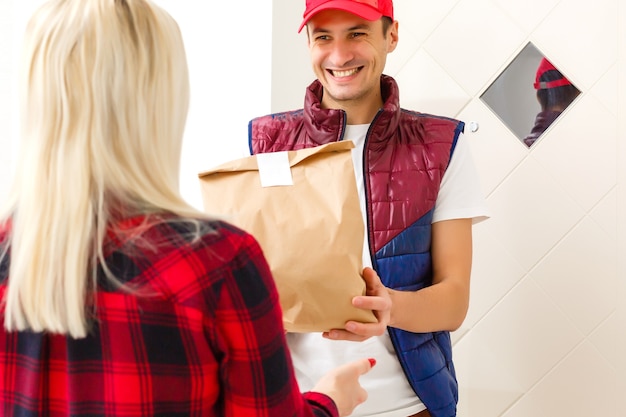 Entrega de comida de hombre en un apartamento