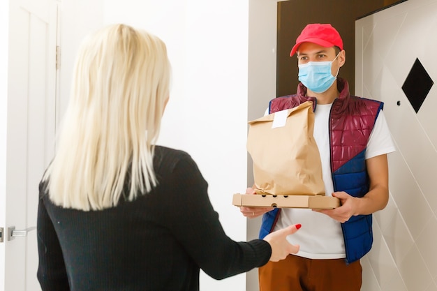 Entrega de comida de hombre en un apartamento