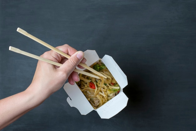 Entrega de comida japonesa en la caja