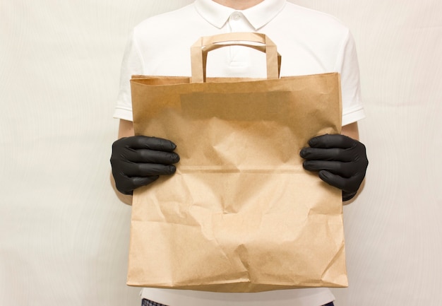 Entrega de comida. mensajero hombre con paquete de comida