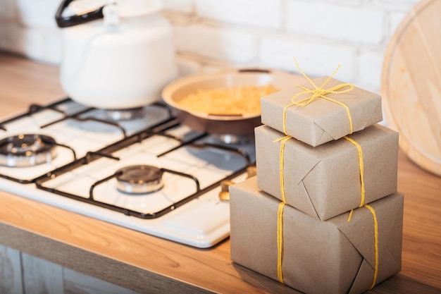 Entrega de comida de panadería casera Cajas de regalo hechas a mano de papel rústico atadas con cordón amarillo