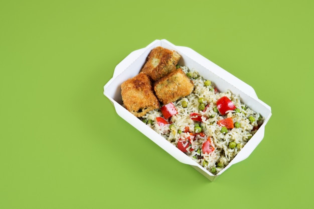 Entrega de comida preparada. Una caja de comida asiática de un restaurante.