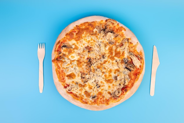 Entrega de comida rápida de pizza italiana al horno sobre fondo azul con concepto de dieta copyspace Flatlay