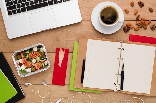 Entrega de comida sana. Fiambrera con comida dietética en el lugar de trabajo, plano de escritorio de madera con contenedor laminado