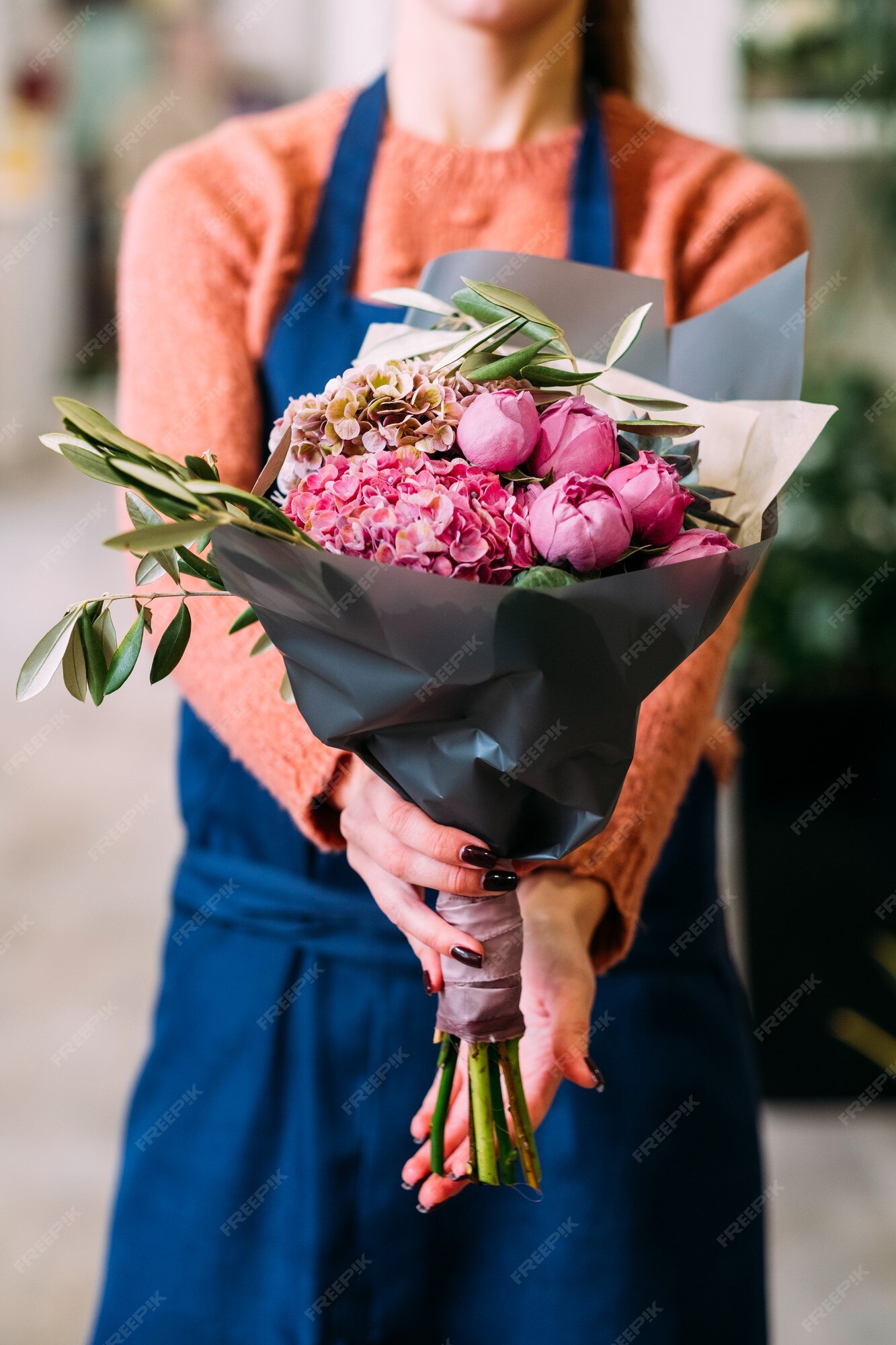 Entrega conveniente de ramo de flores para alguien que ama. manos de  mujeres sosteniendo un arreglo creativo de peonías y hortensias | Foto  Premium