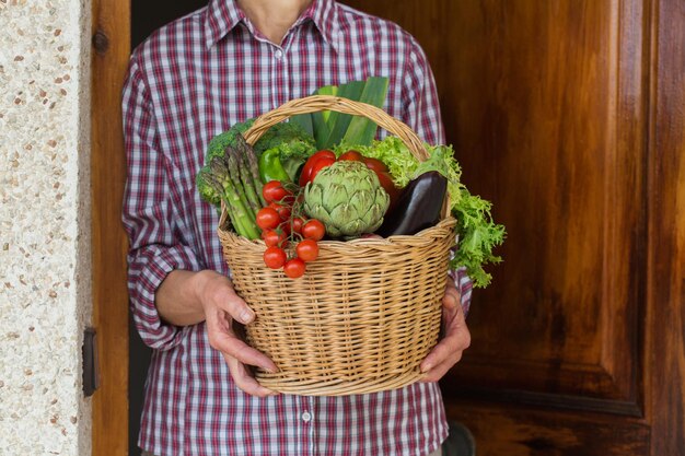 Foto entrega de alimentos orgânicos, biológicos e locais, sem resíduos, conceito ecológico, produtos do pomar nas mãos