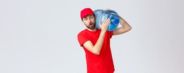 Entrega de comida e mantimentos para viagem o conceito de pedidos sem contato surpreendeu o correio em uniforme vermelho ...