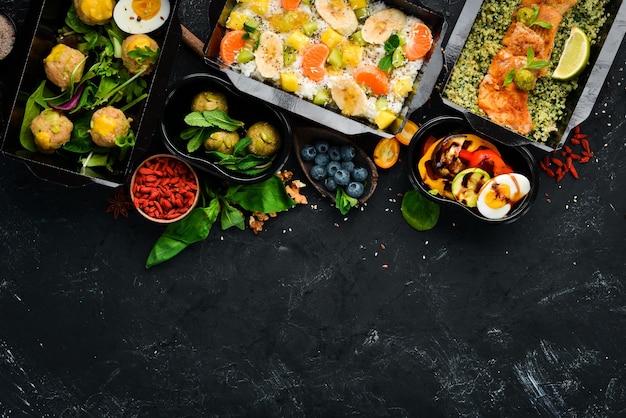 Entrega de comida Quinoa Peixe Legumes Iogurte Frutas Vista superior Espaço para texto grátis