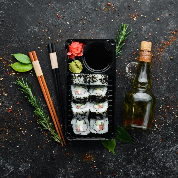 Entrega de comida Rolos de sushi com caviar e caranguejo Molho de soja wasabi Vista superior espaço livre para o seu texto Cozinha asiática