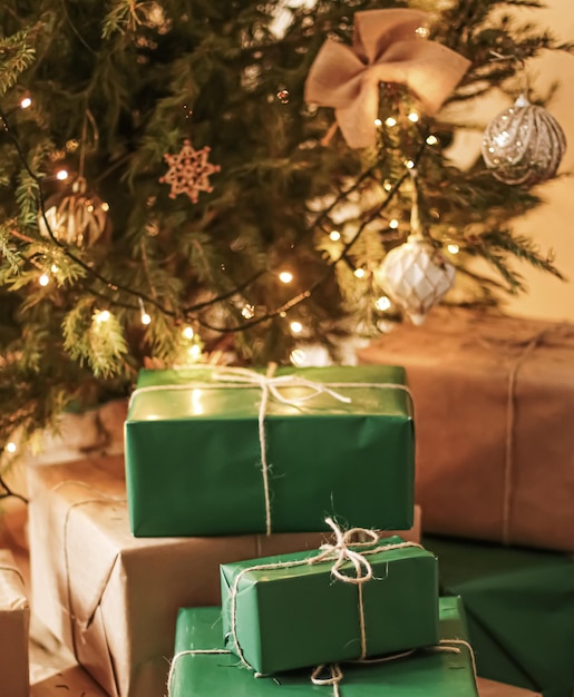 Entrega de feriado de Natal e caixas de presente sustentáveis de conceito de presentes verdes embrulhadas em pac ...