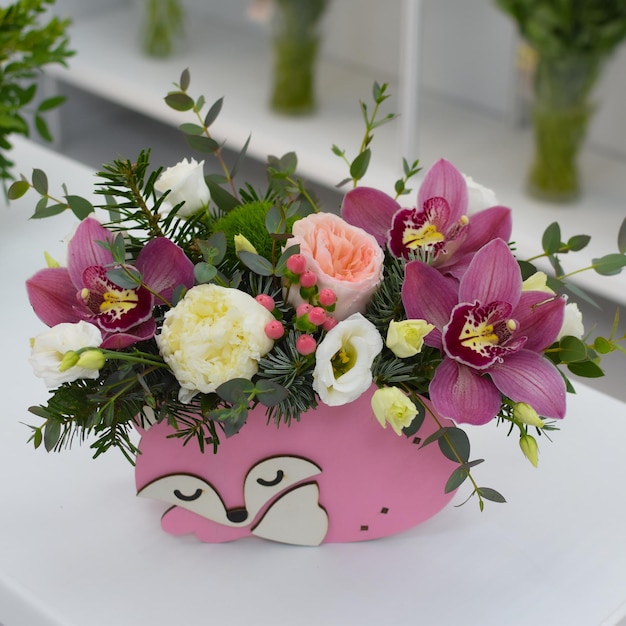 entrega de flores arranjo de flores florísticas na mesa Flores frescas em uma caixa