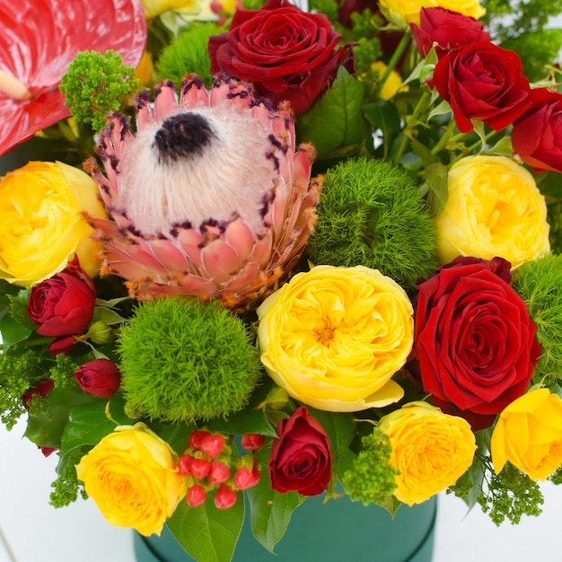 entrega de flores arranjo de flores florísticas na mesa Flores frescas em uma caixa