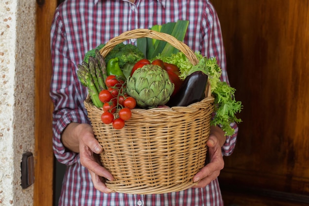 Entrega de legumes de agricultor de produtos orgânicos de comida local