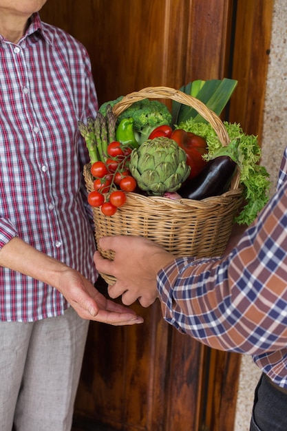 Entrega de legumes de agricultor de produtos orgânicos de comida local