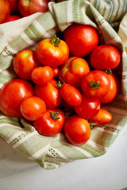 Entrega de mercado de diferentes tipos de tomate em saco têxtil ecológico Zero desperdício