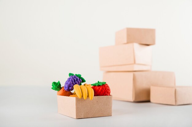 Entrega de mercadorias, comida online. muitas caixas com comida em um close-up de fundo branco.