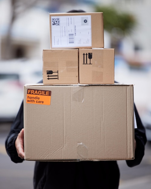 Foto entrega de papelão e caixas de pessoa ou serviço de correio para logística de compras ou gerenciamento de cadeia de suprimentos pacote de papelão de comércio eletrônico ao ar livre e produto para transporte urbano da cidade e trabalhador de estoque