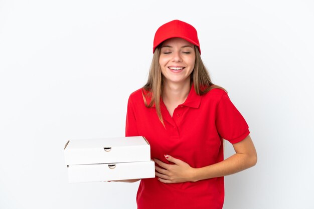 Entrega de pizza mulher lituana isolada em fundo branco sorrindo muito