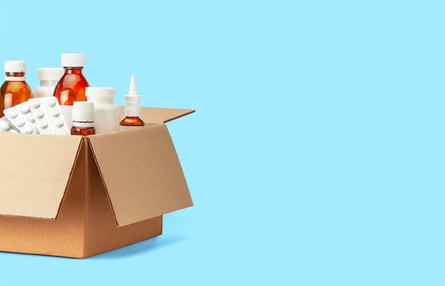 Entrega de remédios da farmácia em casa Caixa de papelão com sprays de frascos de remédios