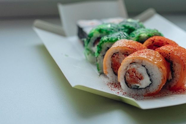 Foto entrega de sushi diferente variedades de sushi para almoço ou jantar