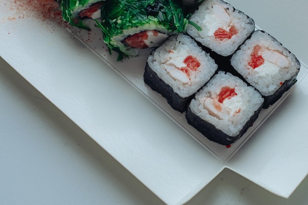 Entrega de sushi diferente variedades de sushi para almoço ou jantar