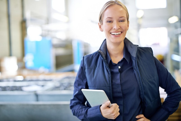 Entrega de tablet e retrato de mulher em fábrica para fabricação de rede e distribuição de estoque industrial e tecnologia com funcionário em depósito para exportação e armazenamento de inspeção