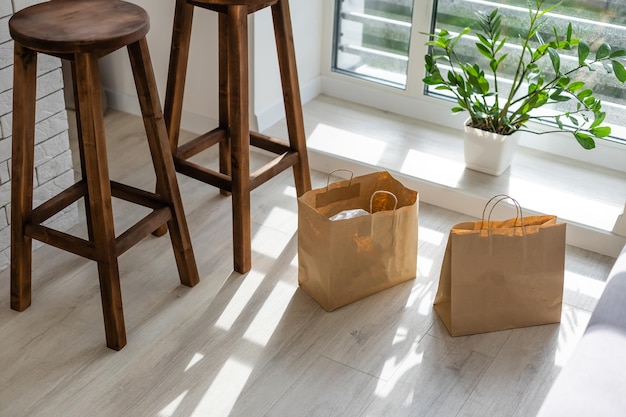 Entrega a domicilio de bolsas de comestibles dejadas para la seguridad de propagación del virus Corona. Medidas de precaución contra el COVID-19, bolsa de papel entregada sin contacto.