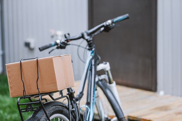 Foto entrega a domicilio de pandemia de alimentos en bicicleta. distanciamiento social por riesgo de infección