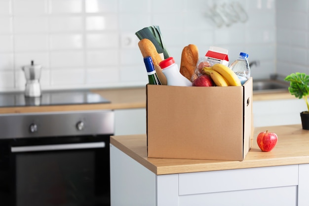 Entrega a domicilio segura. Una caja de comida en la cocina moderna, horizontal