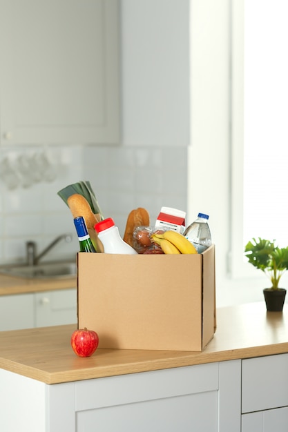 Entrega a domicilio segura. Una caja de comida en la cocina moderna.