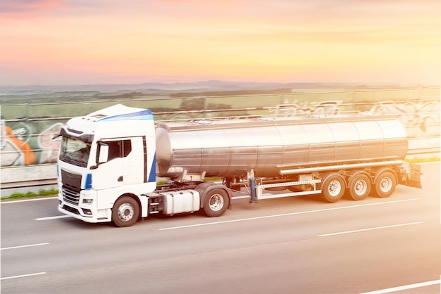 Entrega eficiente y sostenible de combustible de carga líquida con un menor consumo de combustible en la ruta de viaje