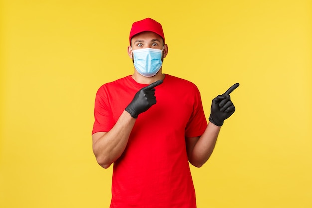 Entrega expressa durante a pandemia, covid-19, frete seguro, conceito de compra online. Correio animado de uniforme vermelho, máscara de merical e luvas, apontando para a direita, contar grandes novidades