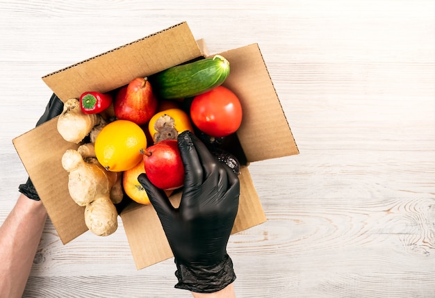 Entrega de frutas y verduras en caja de cartón