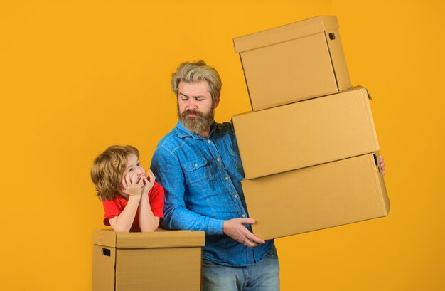 Entrega hombre barbudo y niño llevar cajas feliz hijo y padre con caja de cartón internet