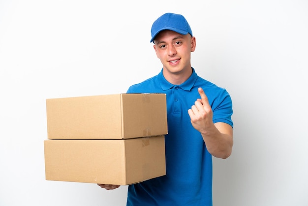 Entrega joven brasileño hombre aislado ops fondo blanco haciendo gesto de venir