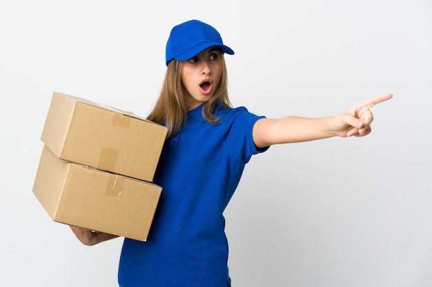 Entrega joven mujer sosteniendo cajas
