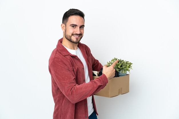 Entrega joven sobre fondo aislado