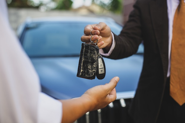 Entrega de la llave del coche del vendedor al propietario