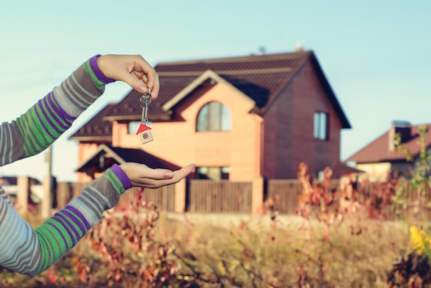 Entrega de las llaves de la casa frente a una hermosa casa nueva