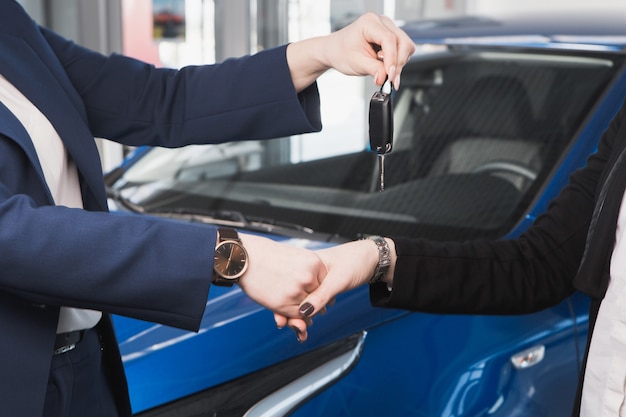 Entrega de las llaves del coche en un concesionario