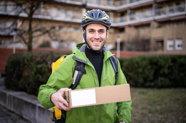 Entrega en mano al cliente de un paquete del repartidor concepto de sistema ecológico y conservador de la naturaleza la nueva forma de transporte sostenible