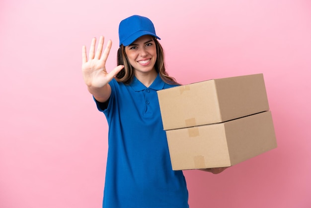 Entrega mujer italiana aislada sobre fondo rosa contando cinco con los dedos