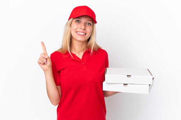 Entrega mujer sosteniendo pizzas aislado sobre fondo blanco mostrando y levantando un dedo en señal de lo mejor