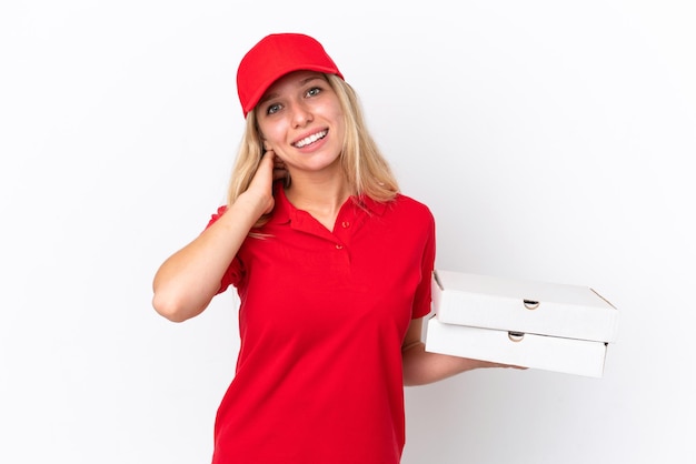 Entrega mujer sosteniendo pizzas aislado sobre fondo blanco riendo
