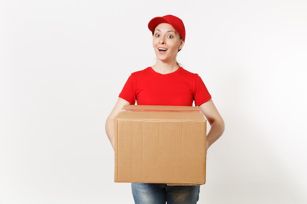 Entrega mulher sorridente em uniforme vermelho, isolado no fundo branco. Mulher de boné, camiseta, jeans trabalhando como mensageiro ou revendedor segurando uma caixa de papelão. Recebendo pacote. Copie o espaço para anúncio.