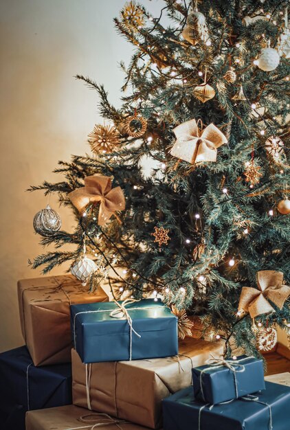 Entrega navideña y concepto de regalos sostenibles cajas azul marino envueltas en paquete ecológico ...