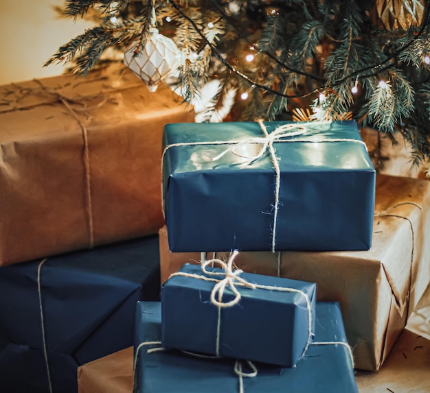 Entrega navideña y concepto de regalos sostenibles cajas azul marino envueltas en paquete ecológico ...