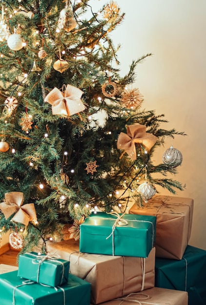 Entrega navideña y concepto de regalos sostenibles cajas de regalo verde azul envueltas en ecofriendl ...