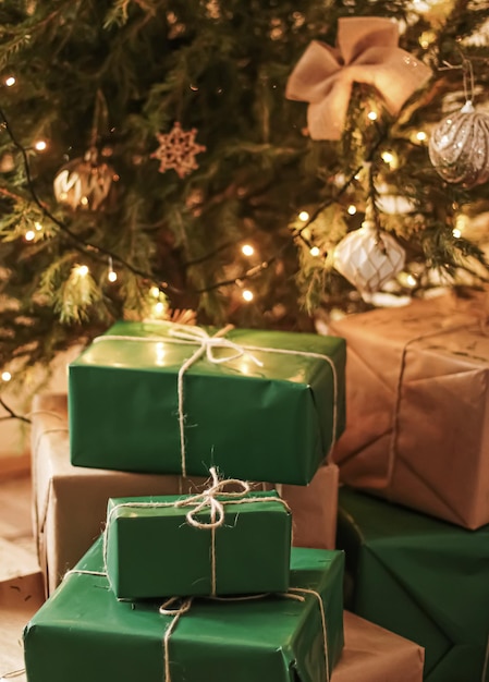 Entrega navideña y concepto de regalos sostenibles cajas de regalo verdes envueltas en ...